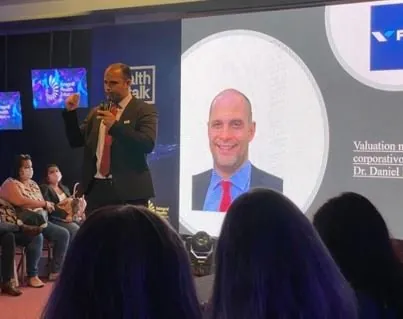 Dr. Daniel Ramallo en una conferencia sobre salud corporativa