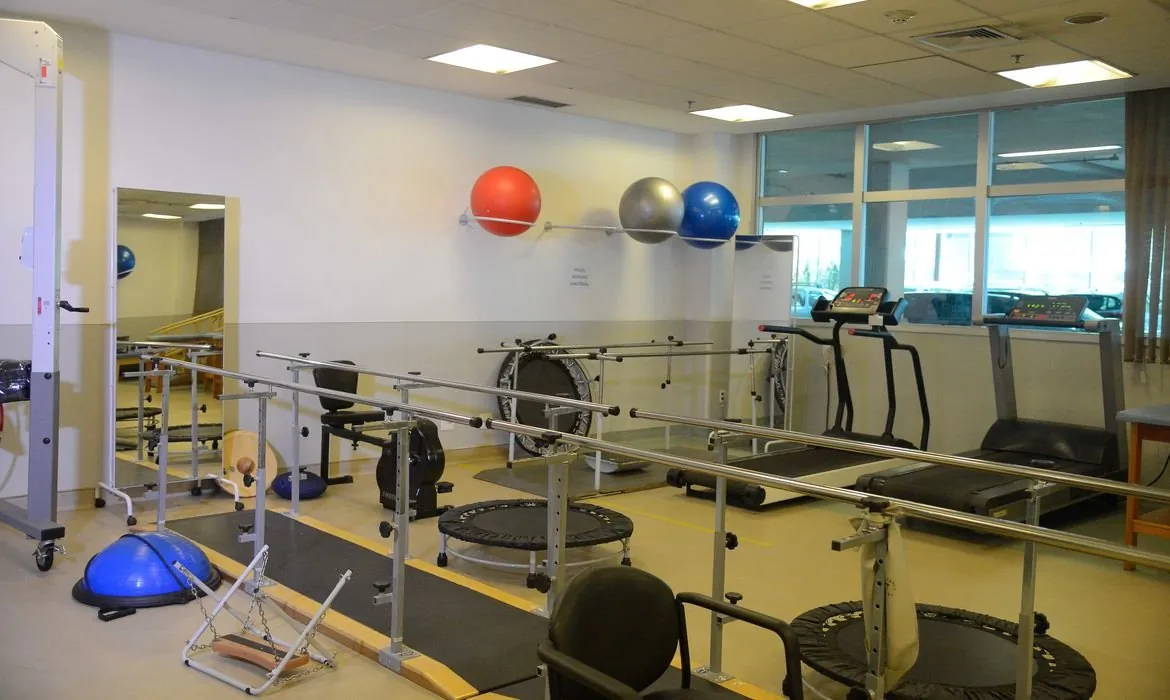 Sala de fisioterapia y rehabilitación del centro de trauma del deporte